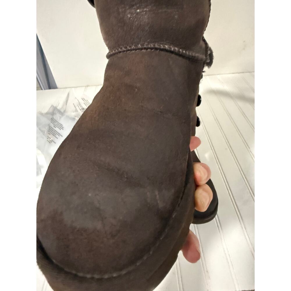 Women’s US 7 suede leather upper sheepskin lining, and blown rubber sole. - Picture 7 of 16